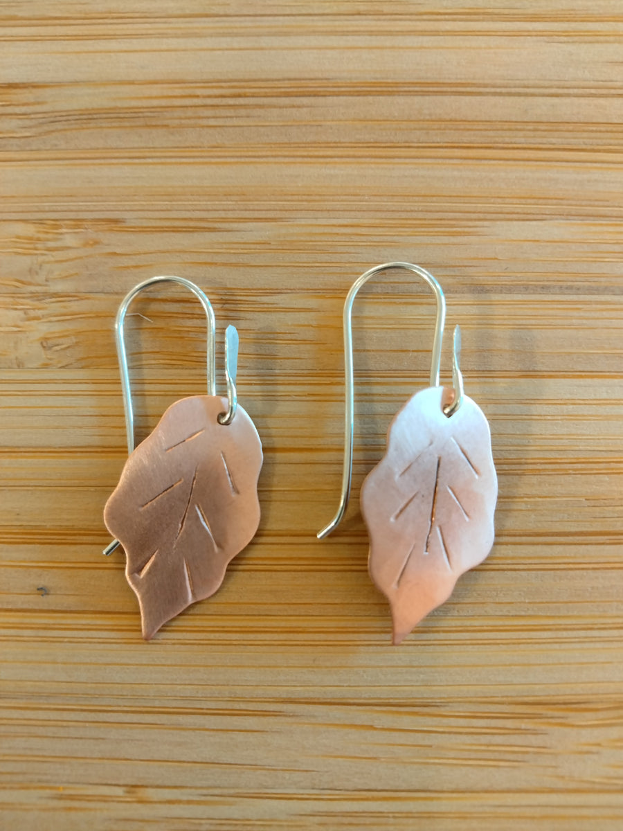 Leaf shape earrings with engraved details